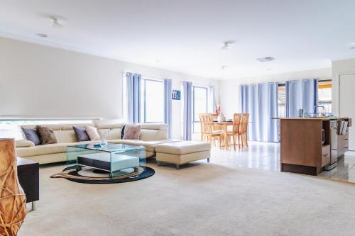 Elegant 4BR Villa with 3 Living Rooms in PointCook — 4-Star Luxury Hotel in Point Cook, Australia
