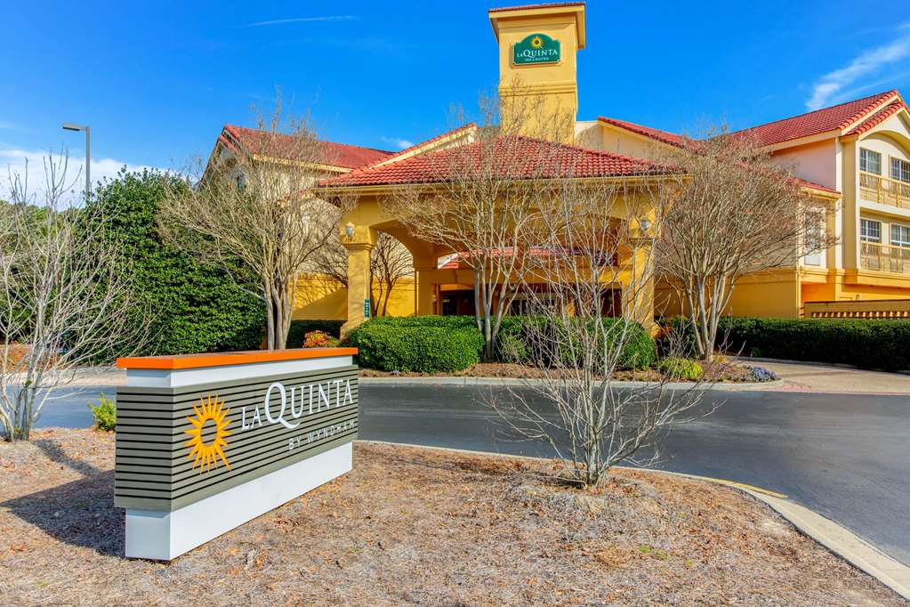La Quinta Inn & Suites by Wyndham Raleigh Durham Intl AP - photo 2