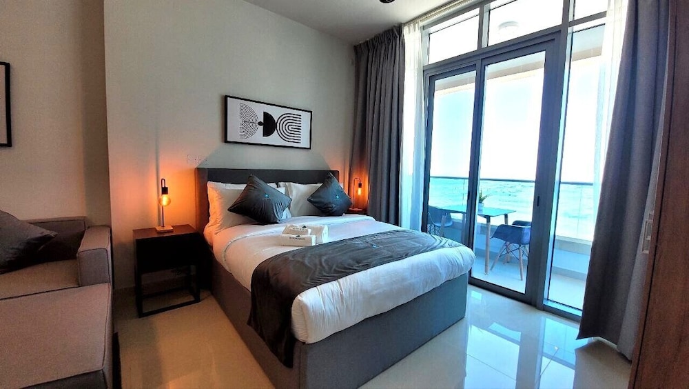 Bloomfields Stu With Canal View Julphar Al Reem — 4-Star Luxury Hotel in Abu Dhabi, United Arab Emirates