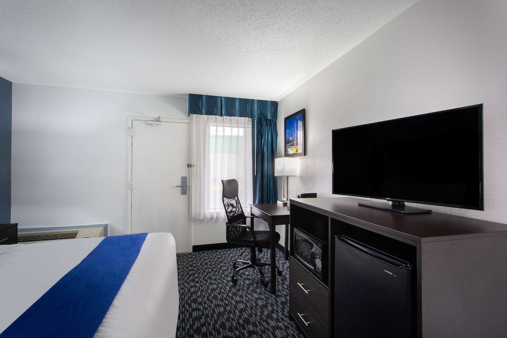 Baymont by Wyndham Charlotte University - photo 28