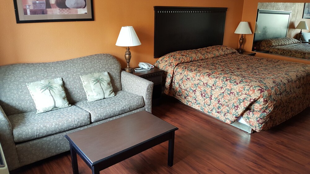 Camelot Inn - photo 7