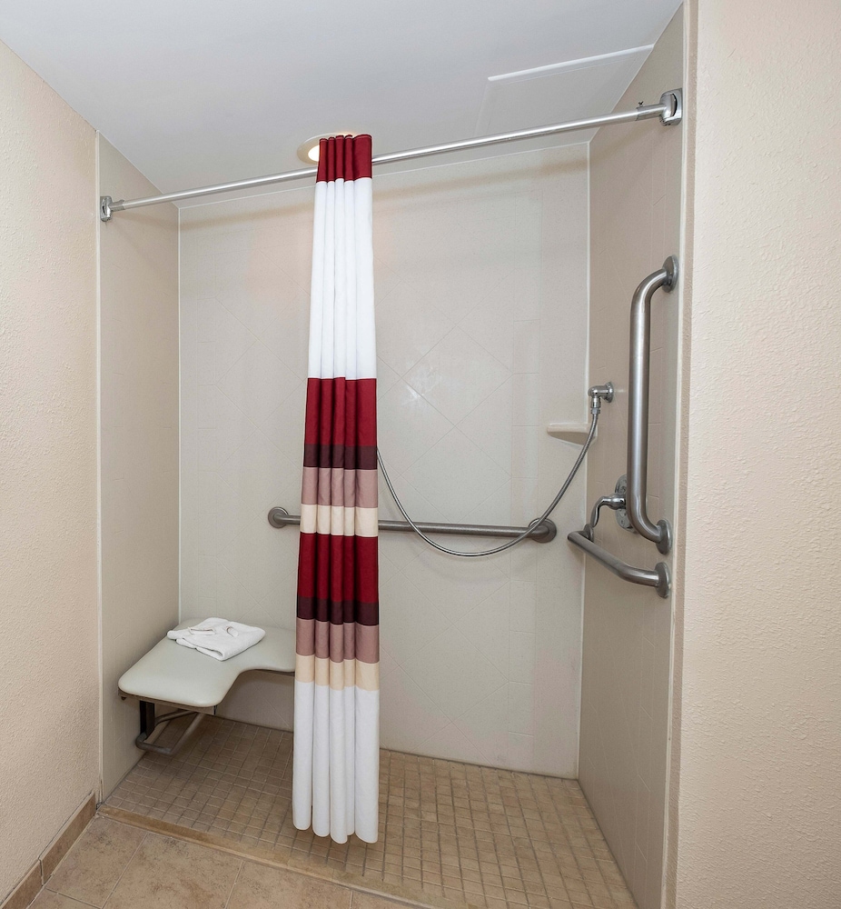 Red Roof Inn Clyde - photo 12