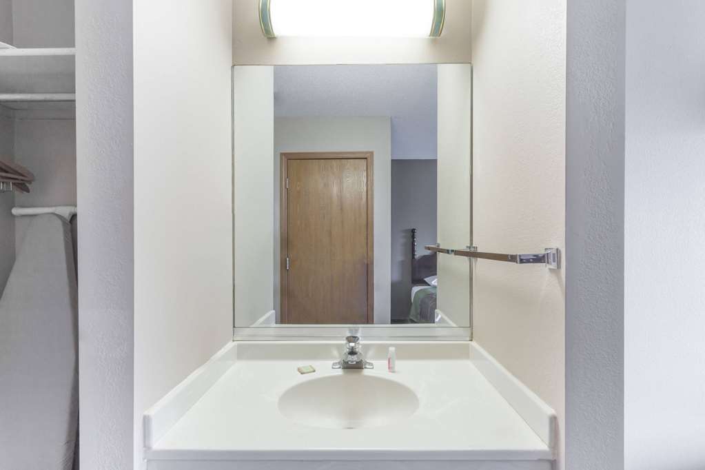Super 8 by Wyndham Yorkville - photo 4