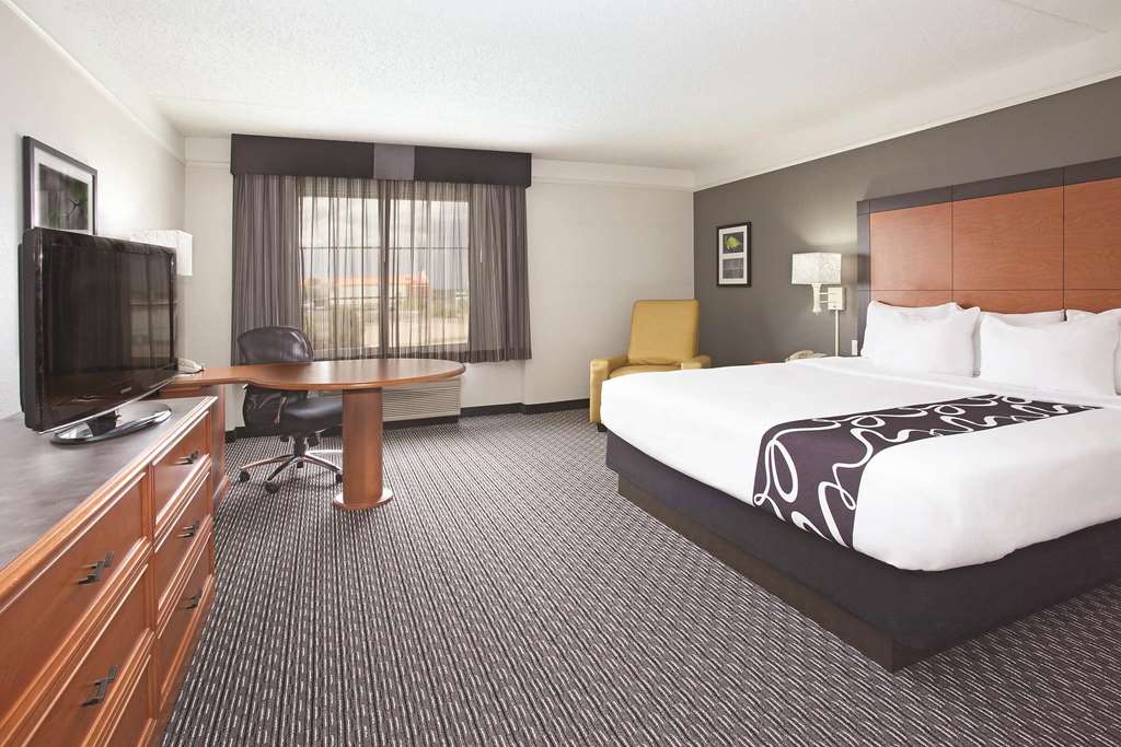 La Quinta Inn & Suites by Wyndham Pueblo - photo 18