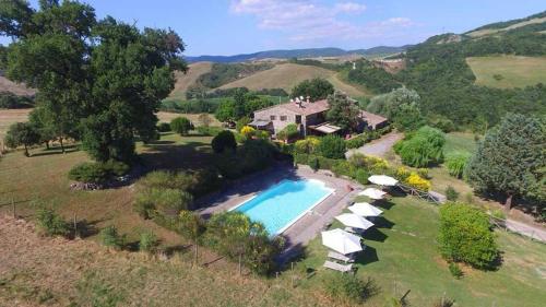 Cottage Le Ginestre con piscina in Val d'Orcia — 4-Star Luxury Hotel in Radicofani, Italy