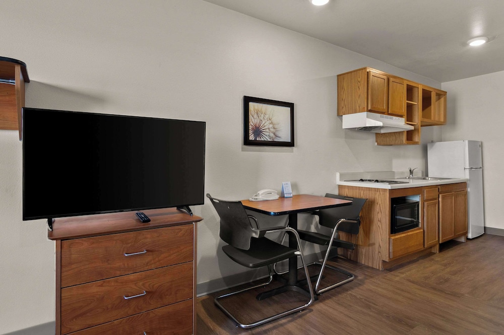 WoodSpring Suites Champaign near University - photo 11