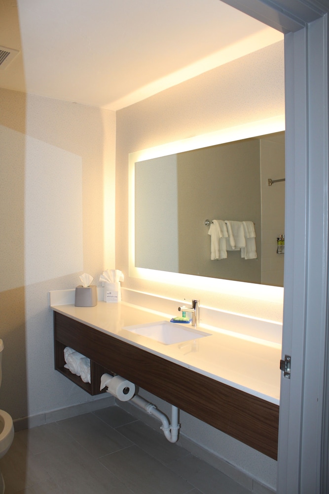 Holiday Inn Express Hotel & Suites Raton by IHG - photo 37