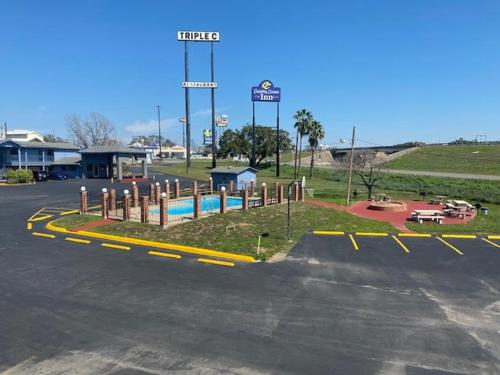 The Country Corner Inn - carbon neutral hotel in Devine