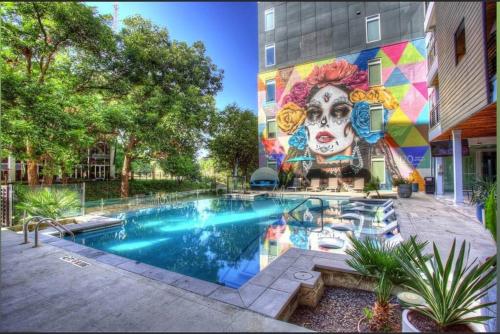 Beautiful RiverWalk Apt with Full Amenities King Bed & Free Parking — 4-Star Luxury Hotel in San Antonio, United States