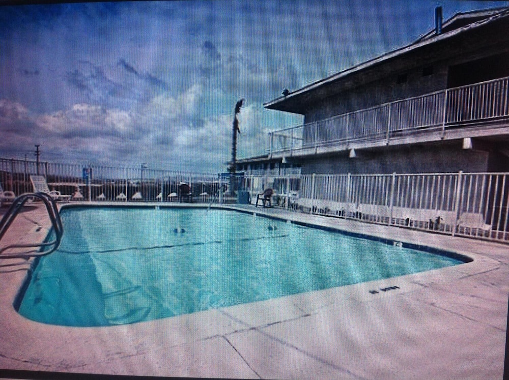 Hilltop Inn & Suites - photo 23