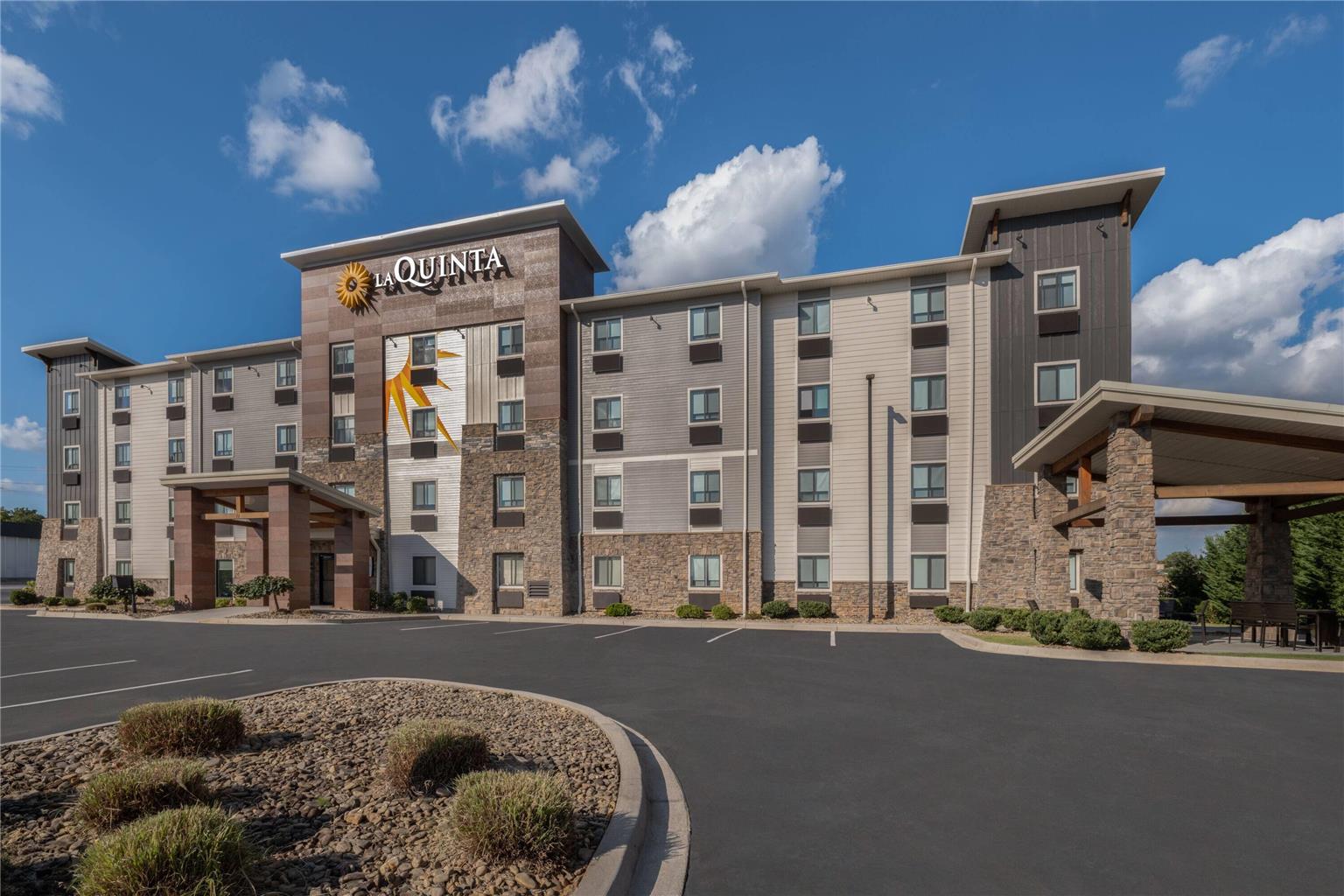 La Quinta Inn & Suites by Wyndham Greenville Woodruff Rd. - photo 2