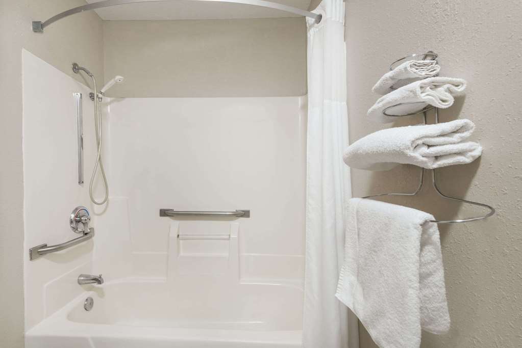 Days Inn by Wyndham Muncie Ball State University - photo 8