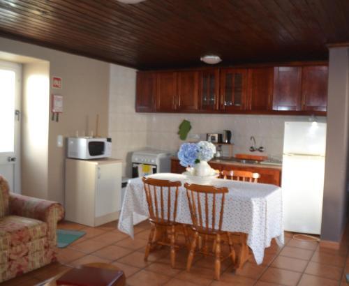 Tina 3B Alojamento Local Rral 760 — 4-Star Luxury Hotel in Porto Martins, Portugal