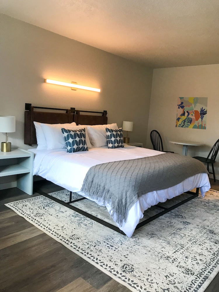 Manor Lodge Motel - photo 10