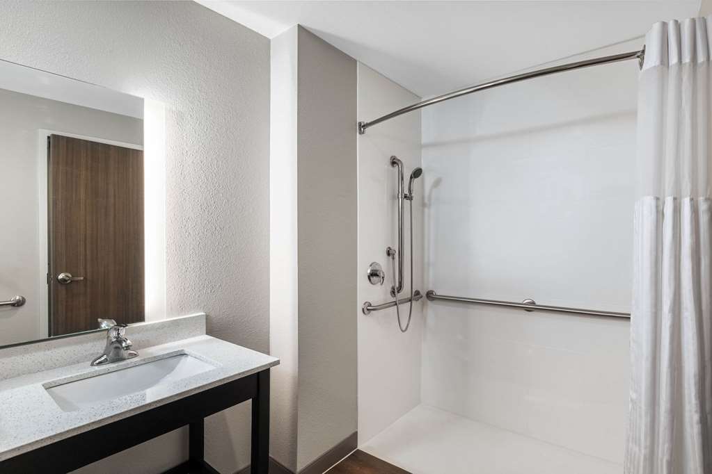 La Quinta Inn & Suites by Wyndham Kansas City Beacon Hill - photo 15