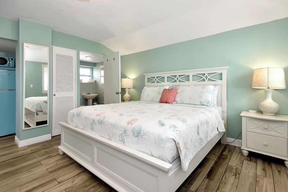Shoreline Suites & Cabana Cottages - photo 42