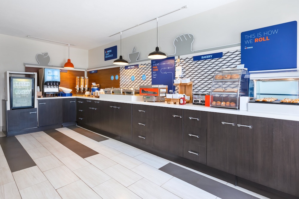 Holiday Inn Express & Suites Three Rivers by IHG - photo 31