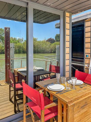 Bord du Canal du Rhone a Sete Sur Cesar in Vauvert, France