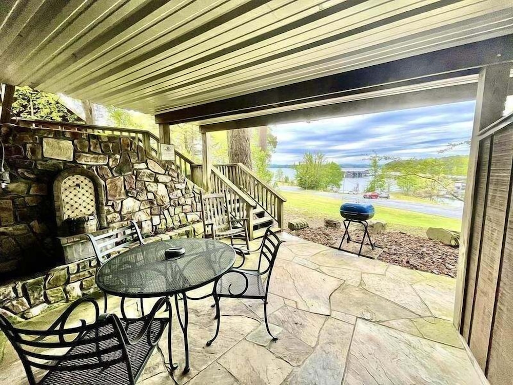 SU15 Spacious studio with full kitchen dining table and rock patio overlooking Lake Ouachita. by RedAwning - photo 18