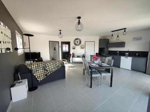 Perroquet & Koala 2 Logements 10min du Zoo de Beauval Et Proche Chateau — hotel in Saint-Romain-Sur-Cher