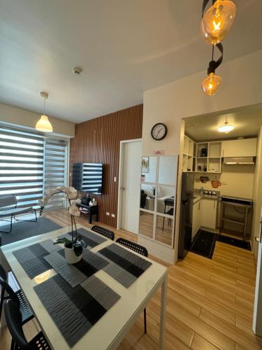 K&K The Modern Crib at Holland Park Condo Southwoods City — 4-Star Luxury Hotel in Binan, Philippines