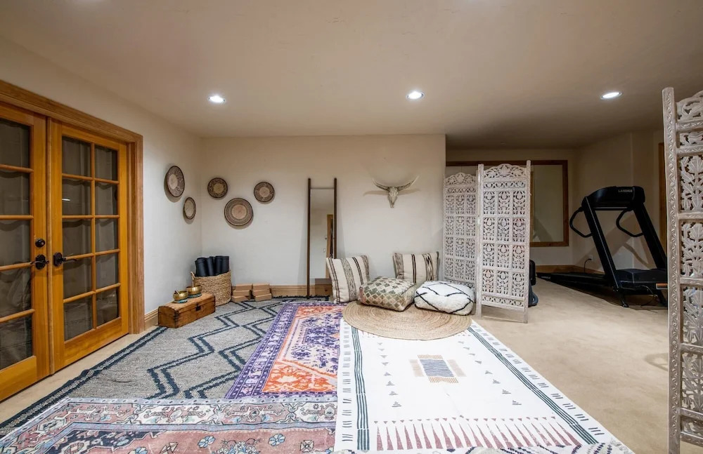 Cherry Ridge by Avantstay Incredible Mountain Mansion w Game Room Hot Tub & Views - photo 14