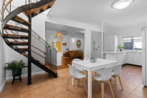 The Lazy Mimosa Beach Escape Fishing Bikes & Cozy Firepit — hotel in Budgewoi