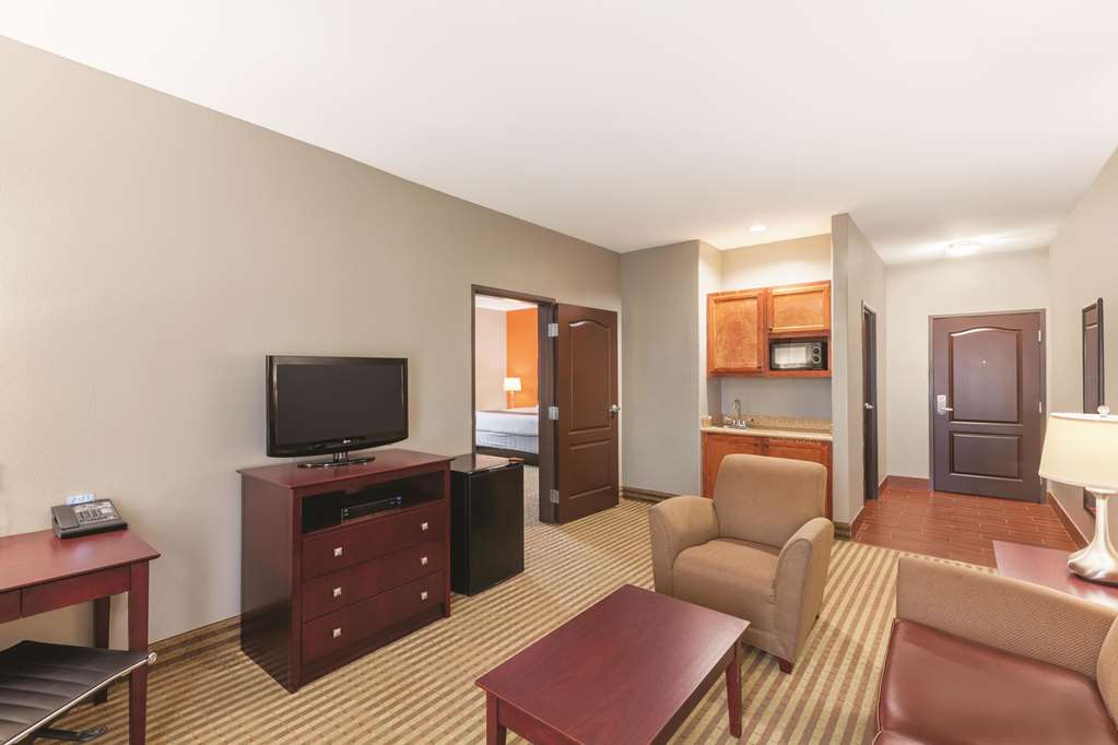 La Quinta Inn & Suites by Wyndham Houston Bush Intl Airpt E - photo 24