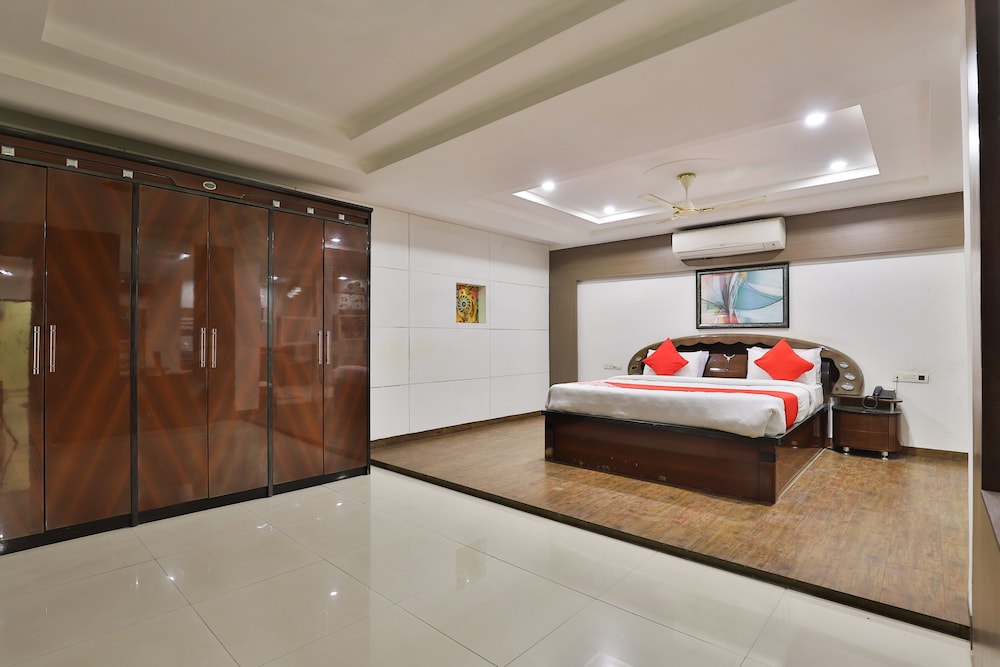 OYO 2494 Hotel Shree Plaza in Bharuch, India
