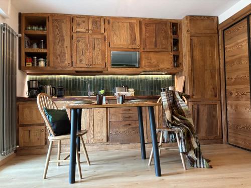 Rifugio Tra Le Stelle Av Cozy Top Floor Terrace Apt with Mountain Views — 4-Star Luxury Hotel in Sauze D'oulx, Italy