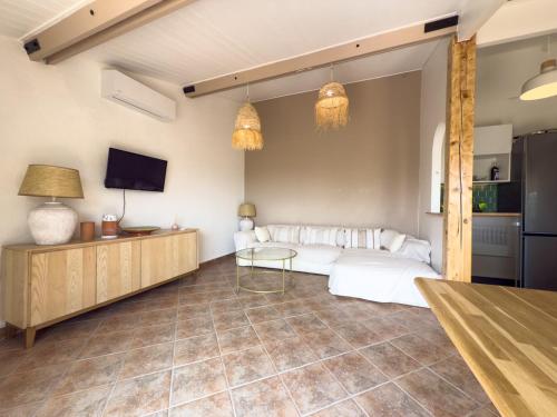 L'Inoubliable Mazet climatisé pour 8 personnes avec tennis et piscine collective à Valcros La Londes Les Maures — hotel in La Londe-Les-Maures