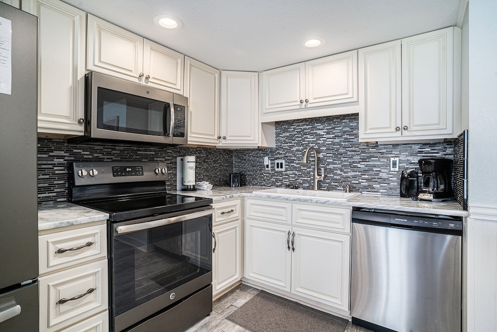 1009 Waters Edge Resort 1 Bedroom Condo by RedAwning - photo 7