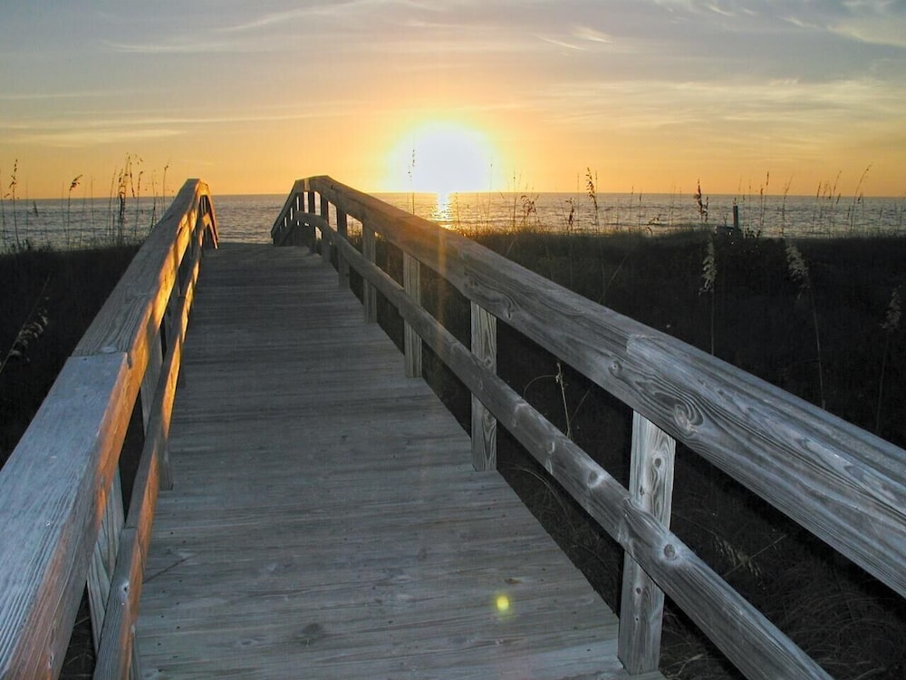 Land's End 10 205 Beach Front — 4-Star Luxury Hotel in Saint Pete Beach, United States