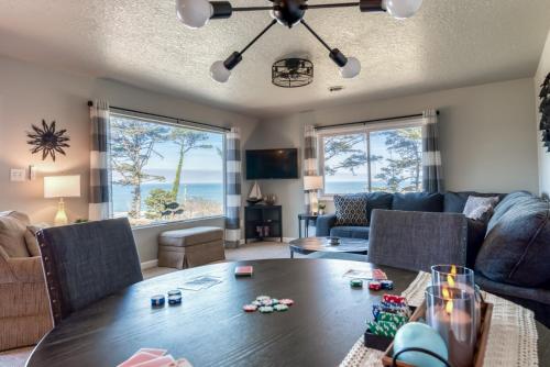 The Pacific Lookout Sleeps 6 Hot Tub Pet Friendly Ocean View EV Charger in Lincoln, United States