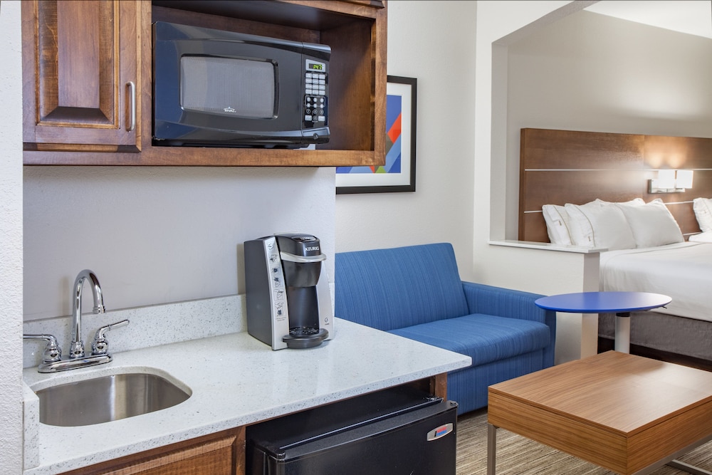 Holiday Inn Express & Suites Texarkana by IHG - photo 12