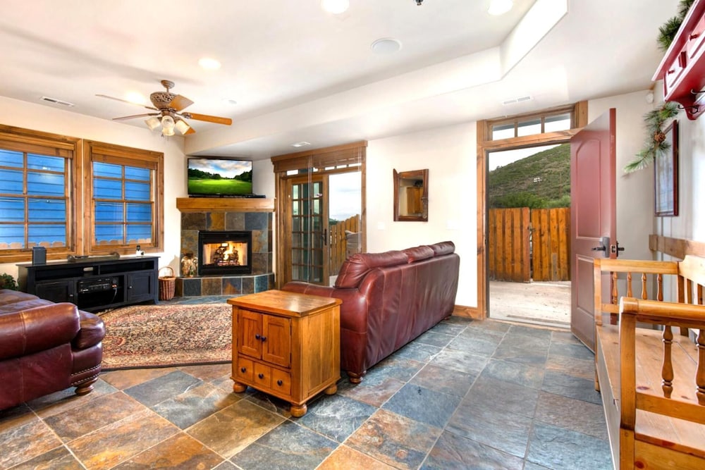 KBM Resorts Walk to Lifts and Main St Rent 1416 and 1418 Townhomes together Pri Hot tub PPS 1418 - photo 4