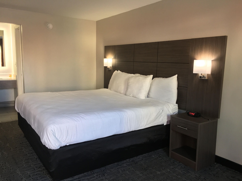 Days Inn & Suites by Wyndham Charleston Airport West - photo 8