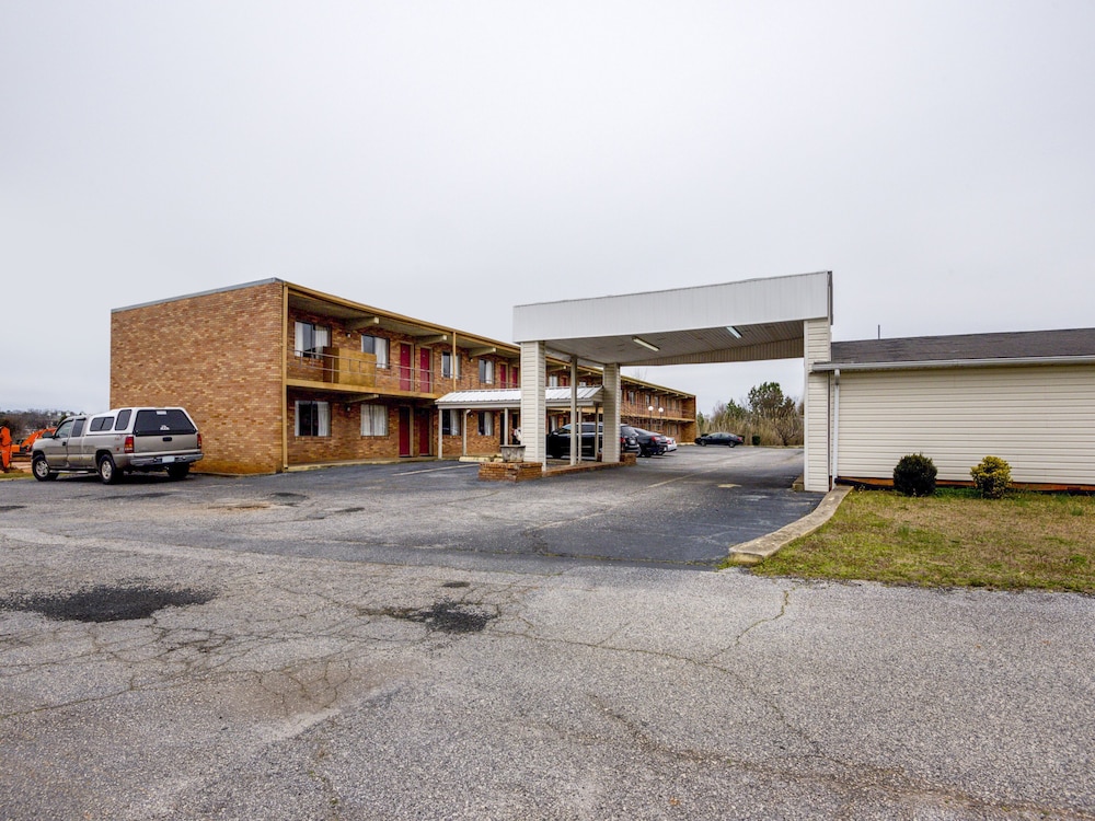 OYO Hotel Mauldin SC South Main Street - photo 31