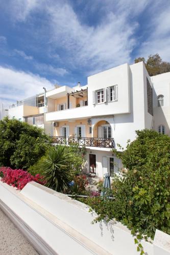 Delfini I - carbon neutral hotel in Fira
