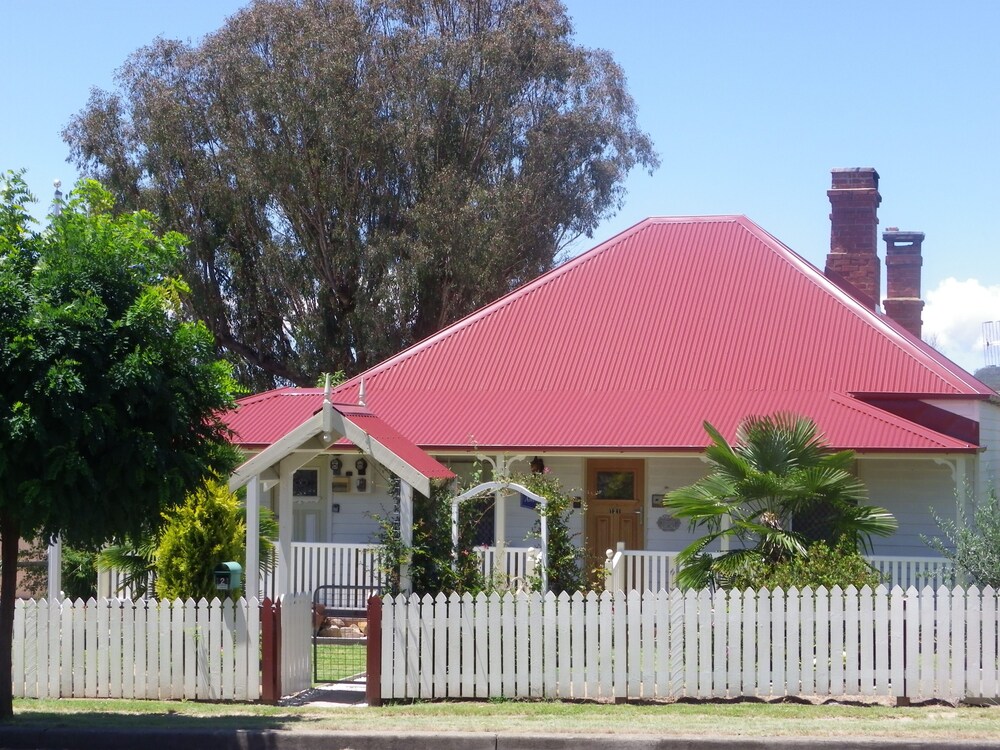 Tenterfield Cottage Holiday House — 4-Star Luxury Hotel in Tenterfield, Australia