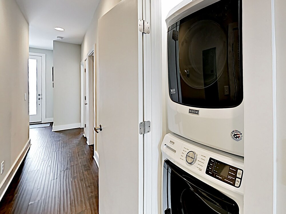 Visually Stunning 2BR 1.5BA Near Downtown Balcony w City View Nashville - photo 23