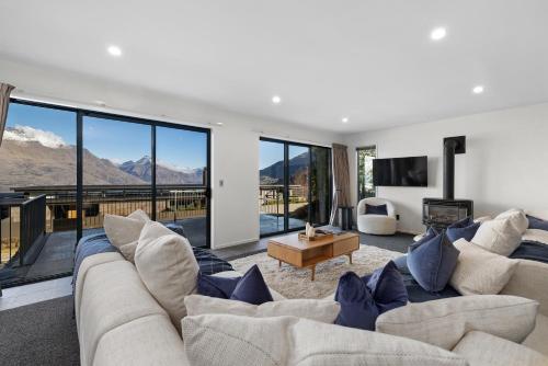 Panorama Views with 2 car garage in Queenstown, New Zealand