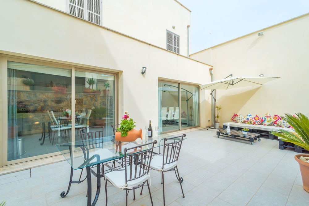 Casa Holganza — 4-Star Luxury Hotel in Maria De La Salut, Spain