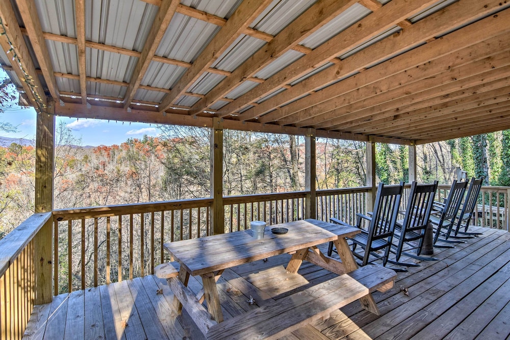 Natures Retreat with Hot Tub 7 Mi to Bryson City — 4-Star Luxury Hotel in Whittier, United States