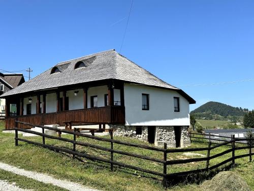 Casa Bunicilor Ciocanu — Rucar — photo 4