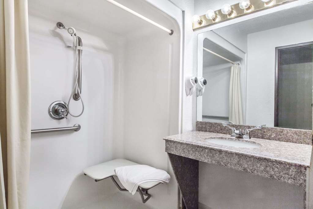 Super 8 by Wyndham Cleveland TX - photo 5