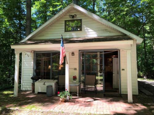 Quiet cottage on wooded property — 4-Star Luxury Hotel in Lusby, United States