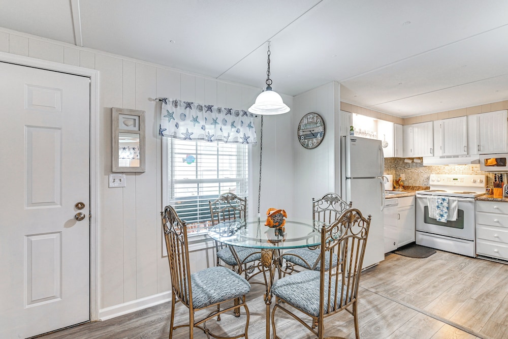 1 2 Mi to Ocean: Surfside Beach Resort Home - photo 6