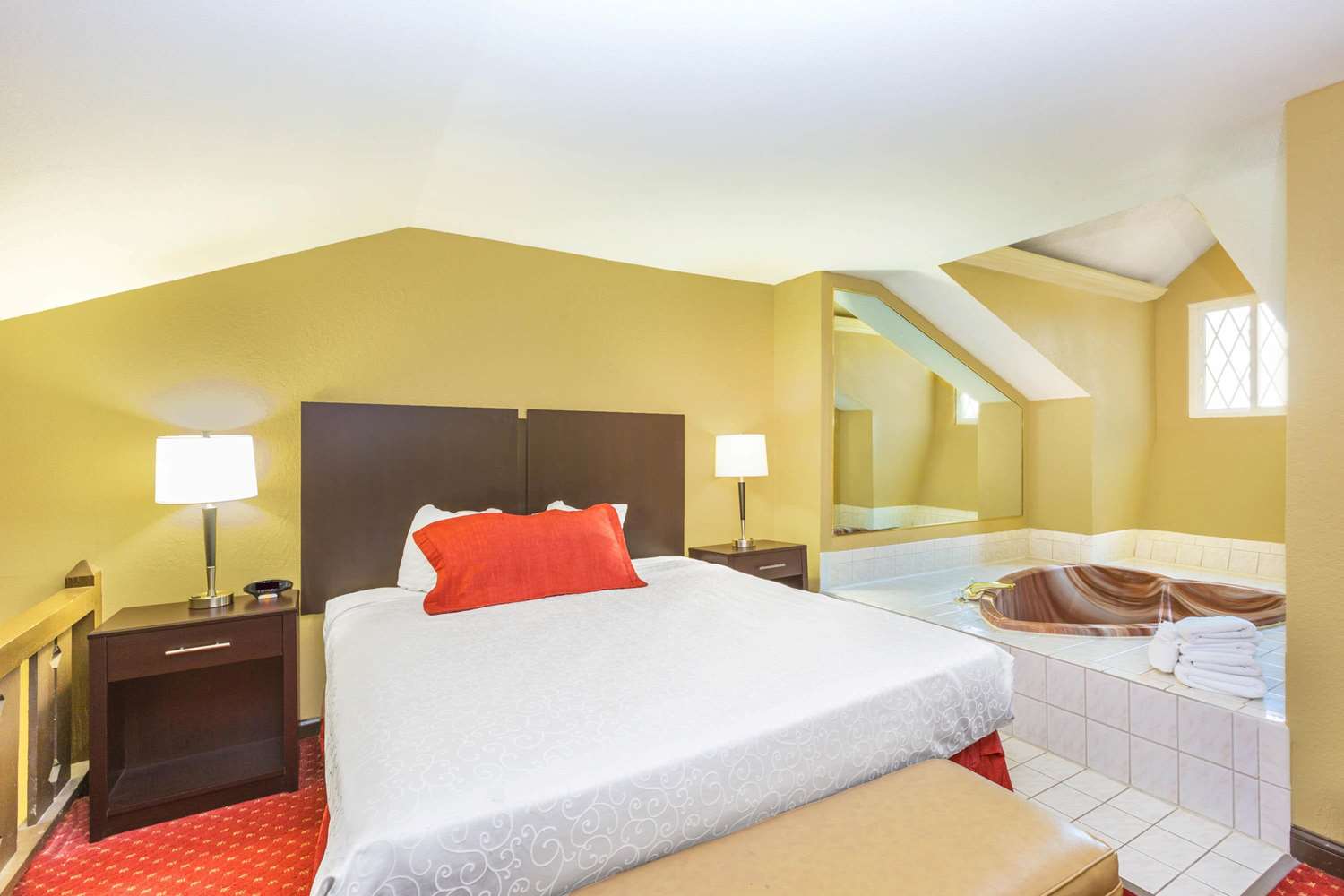 Days Inn and Suites by Wyndham Coralville Iowa City - photo 8