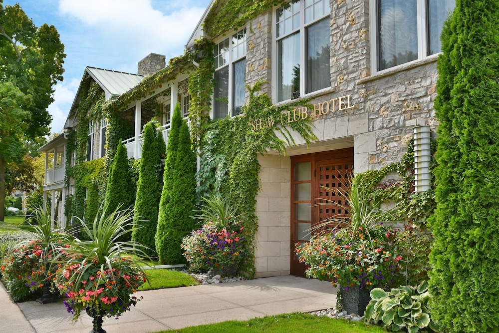 The Shaw Club Hotel in Niagara Falls, Canada